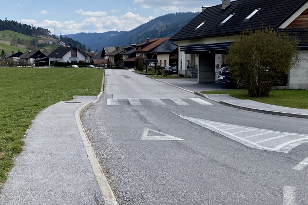 CESTA POD GRIČI IN PLOČNIKI