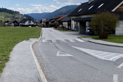 CESTA POD GRIČI IN PLOČNIKI
